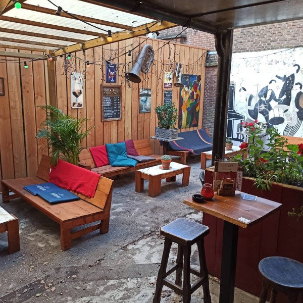 For English look below.<br />
Vandaag gaan de verdere versoepelingen in! Dat betekent voor de Bebop dat we weer bijna 'gewoon' kunnen werken zoals voorheen; ons café bezoek je namelijk weer zonder reservering!<br />
<br />
De tuin van de Bebop is een heerlijke plek waar je