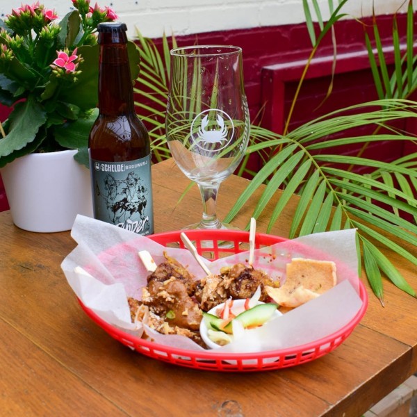 Voor de lekkere trek: Jazz Café Bebop Kip Saté - geserveerd met saté saus, serungdeng, atjar en cassave chips. Heerlijke in combinatie met de Zeezuiper van brouwerij Schelde. <br />
<br />
#indelft #horecadelft #delft #kromstraat #horecasupport #helpdehoreca #shoploc