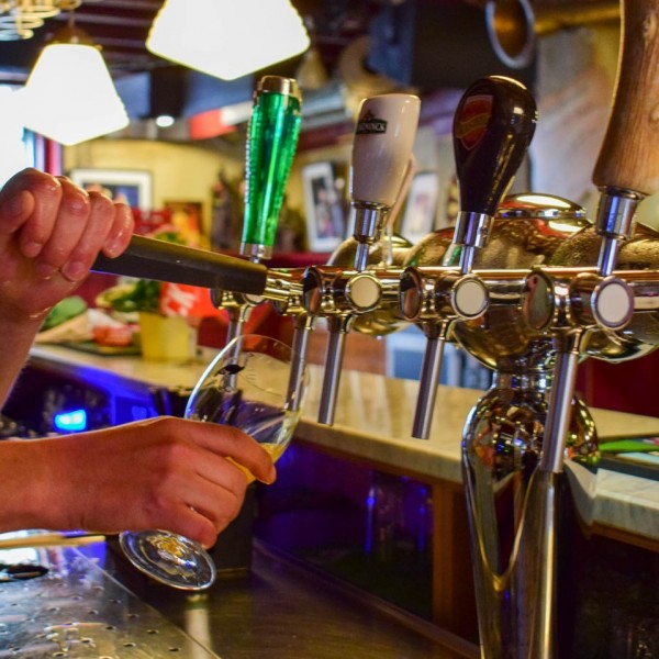 Heerlijk zo'n fris biertje van de tap, kom jij ons vergezellen aan de bar? Onze tapbieren van het moment: Juicy IPA, Paulaner, Heineken, IJwit van 't IJ, Lagunitas IPA, Kasteel Tripel, de Koninck & La Chouffe. <br />
<br />
#indelft #horecadelft #delft #kromstraat #h