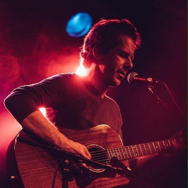 GLUREN BIJ DE BUREN | @jerrykooyman | TODAY: starting at 12:00 / 13:30 / 15:00 | <br />
<br />
Jerry Kooyman is een solo performer met een mooi akoestisch gitaarspel en zang. Veel nummers bestaan uit het onbekendere werk van John Denver, Don McLean, James Taylor en d
